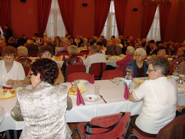 Mikulás műsor  a nyugdíjas klubban