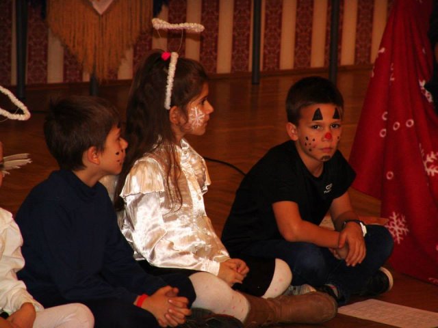 Mikulás műsor  a nyugdíjas klubban