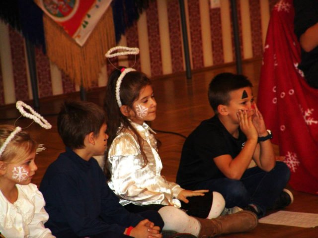 Mikulás műsor  a nyugdíjas klubban