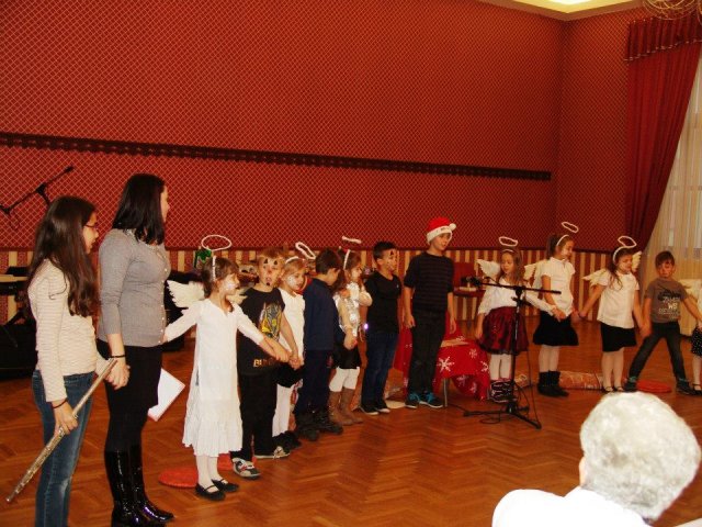 Mikulás műsor  a nyugdíjas klubban