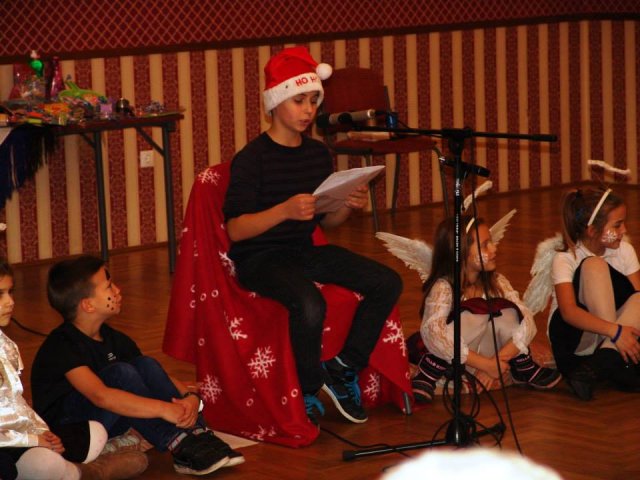 Mikulás műsor  a nyugdíjas klubban