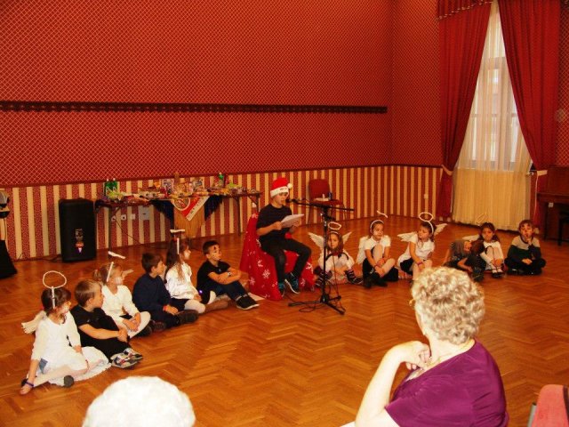 Mikulás műsor  a nyugdíjas klubban