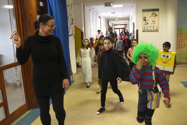 Itt a farsang áll a bál...