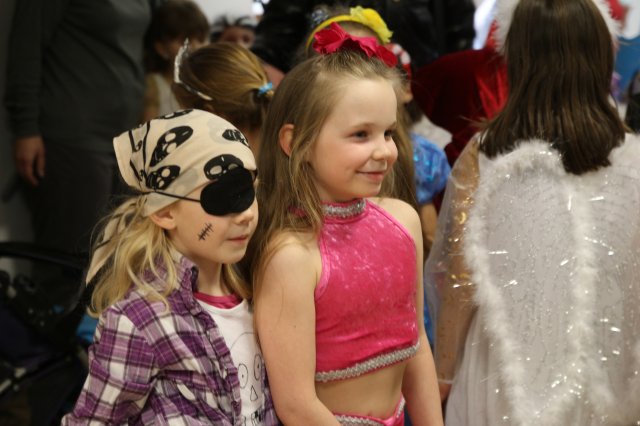 Itt a farsang áll a bál...