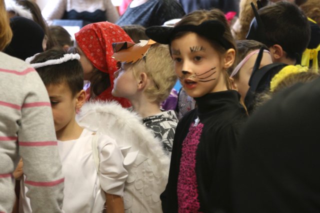 Itt a farsang áll a bál...