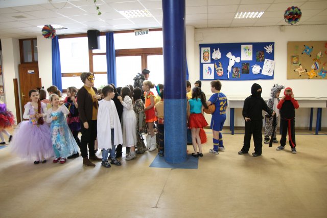 Itt a farsang áll a bál...