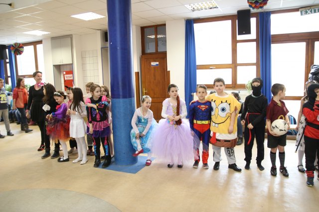 Itt a farsang áll a bál...