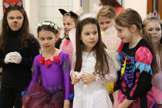 Itt a farsang áll a bál...