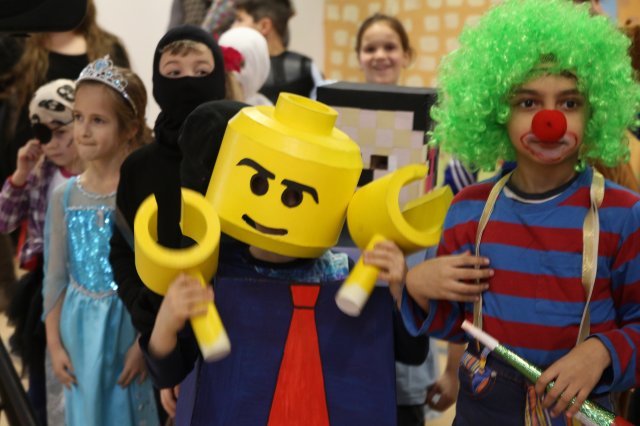 Itt a farsang áll a bál...