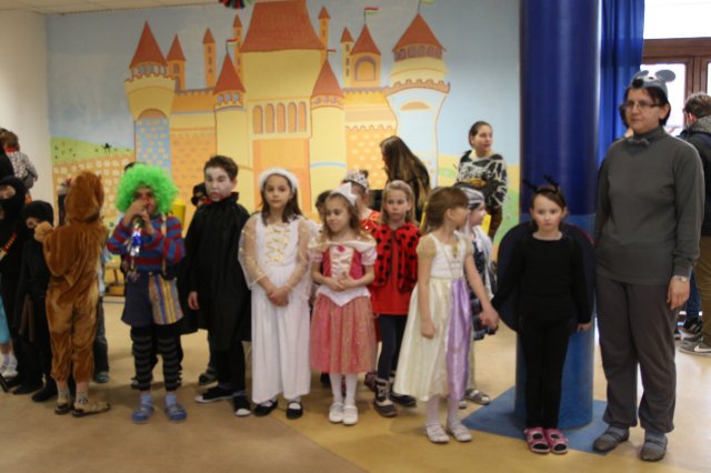 Itt a farsang áll a bál...