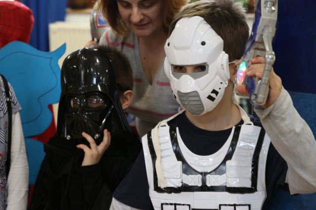 Itt a farsang áll a bál...