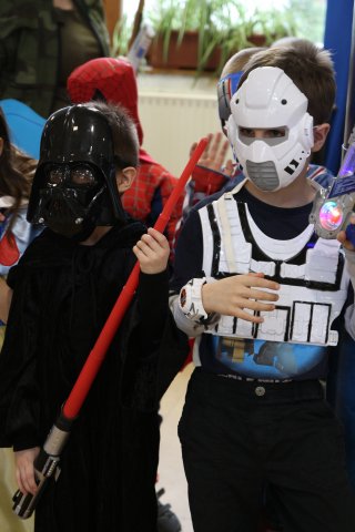 Itt a farsang áll a bál...