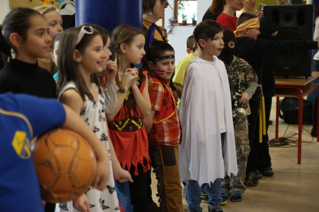 Itt a farsang áll a bál...