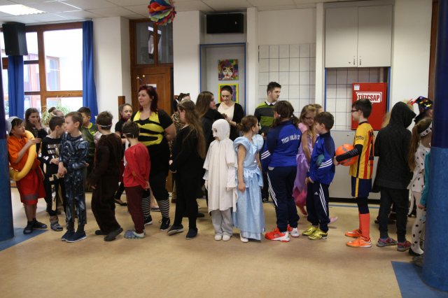 Itt a farsang áll a bál...