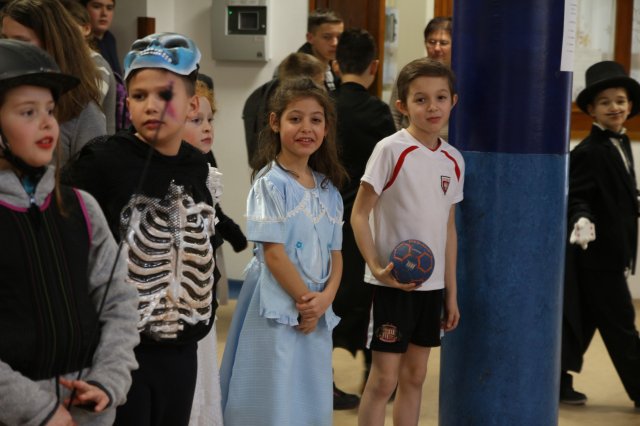 Itt a farsang áll a bál...