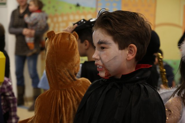 Itt a farsang áll a bál...