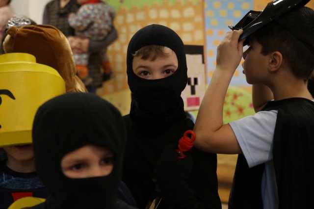 Itt a farsang áll a bál...