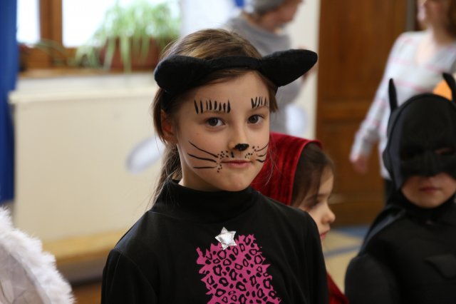 Itt a farsang áll a bál...