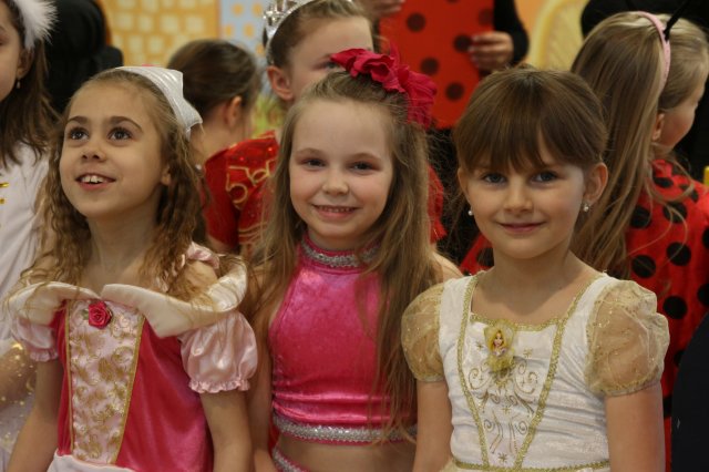 Itt a farsang áll a bál...