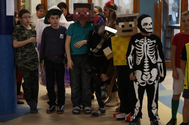 Itt a farsang áll a bál...