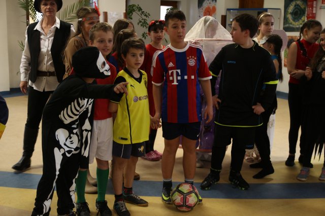 Itt a farsang áll a bál...