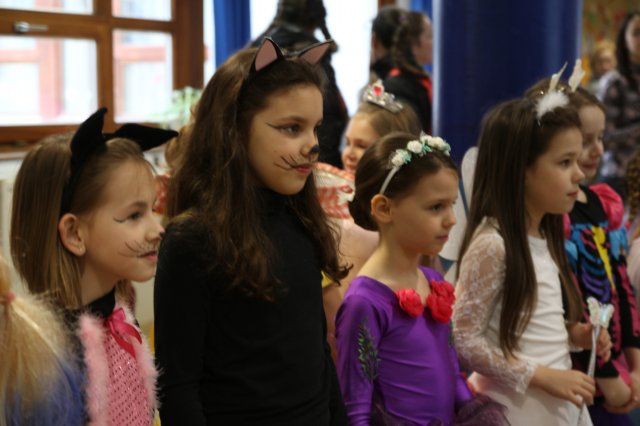 Itt a farsang áll a bál...