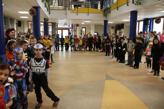 Itt a farsang áll a bál...