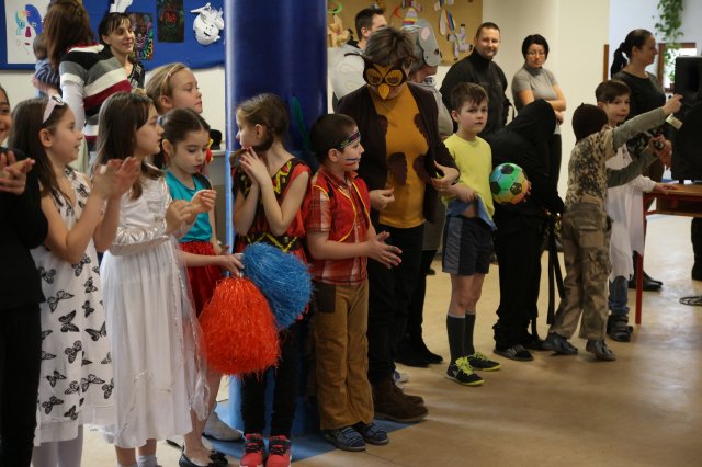 Itt a farsang áll a bál...