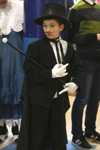 Itt a farsang áll a bál...