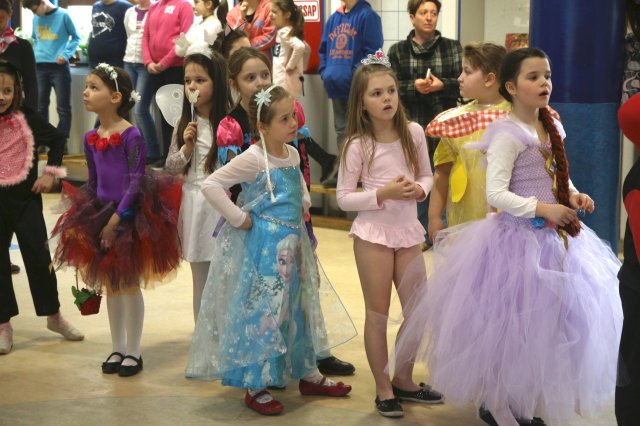 Itt a farsang áll a bál...