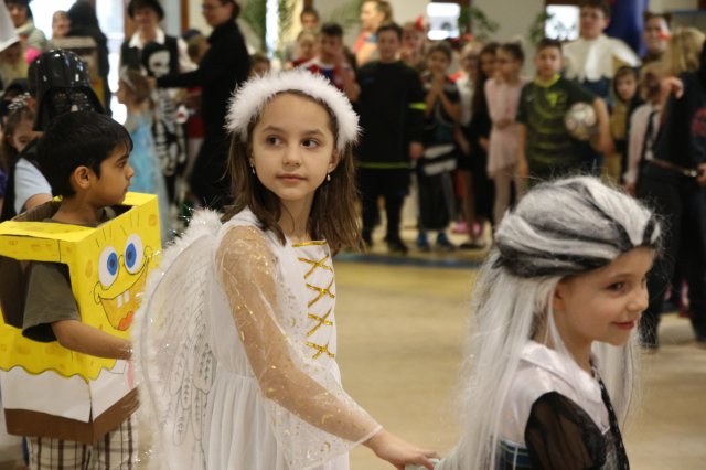 Itt a farsang áll a bál...