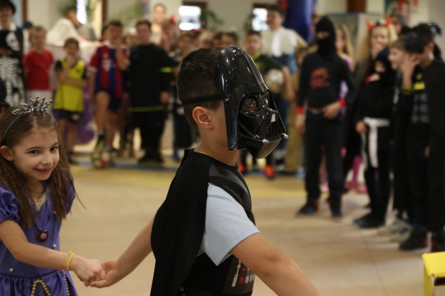 Itt a farsang áll a bál...