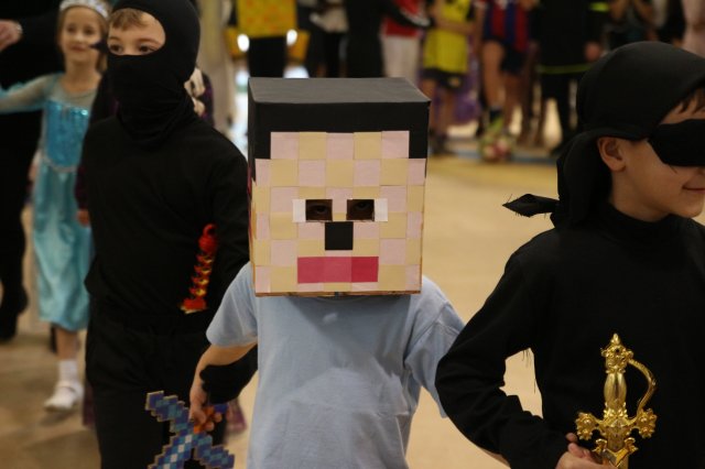 Itt a farsang áll a bál...