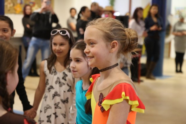 Itt a farsang áll a bál...