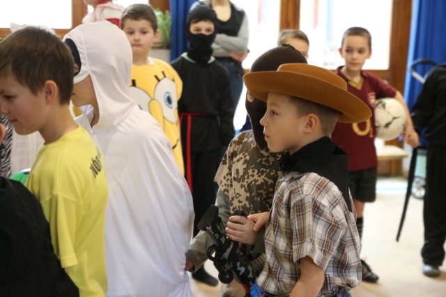 Itt a farsang áll a bál...