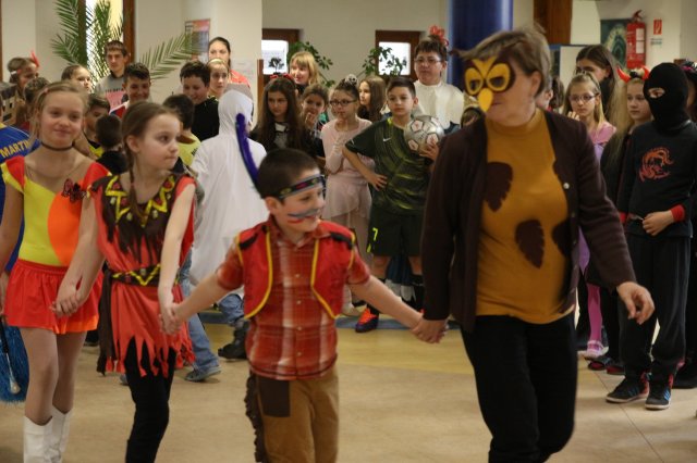 Itt a farsang áll a bál...