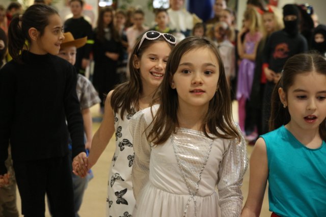 Itt a farsang áll a bál...