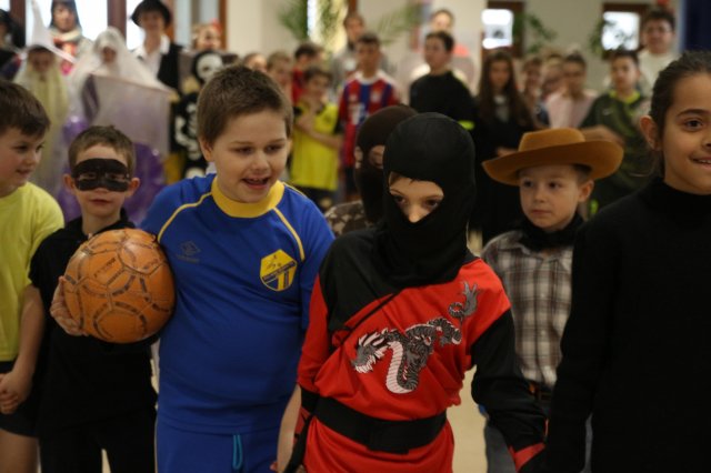 Itt a farsang áll a bál...