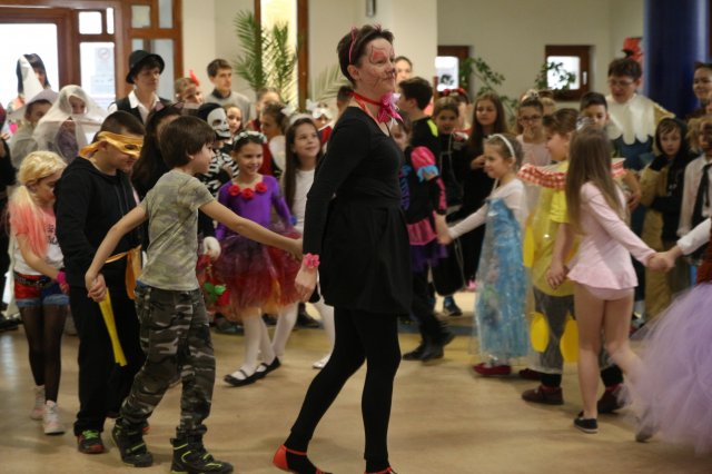 Itt a farsang áll a bál...