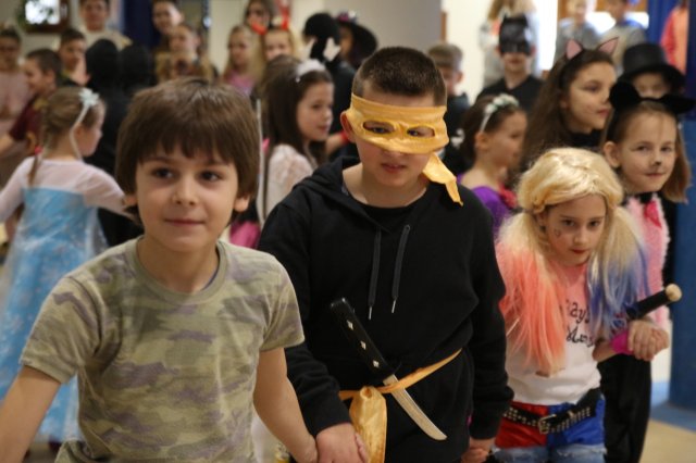 Itt a farsang áll a bál...