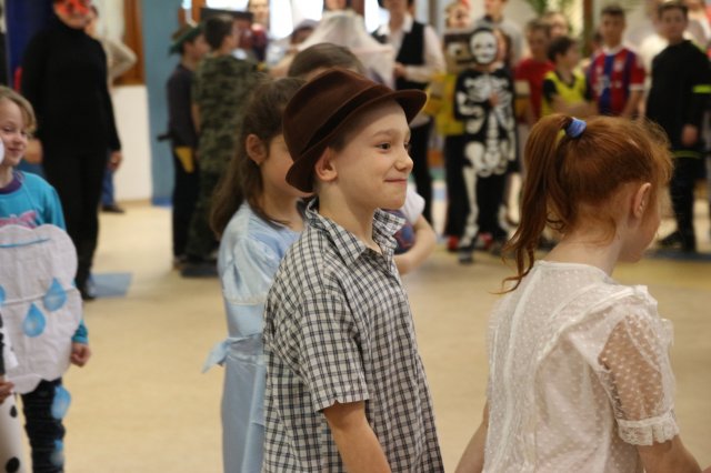 Itt a farsang áll a bál...