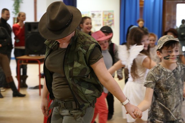 Itt a farsang áll a bál...