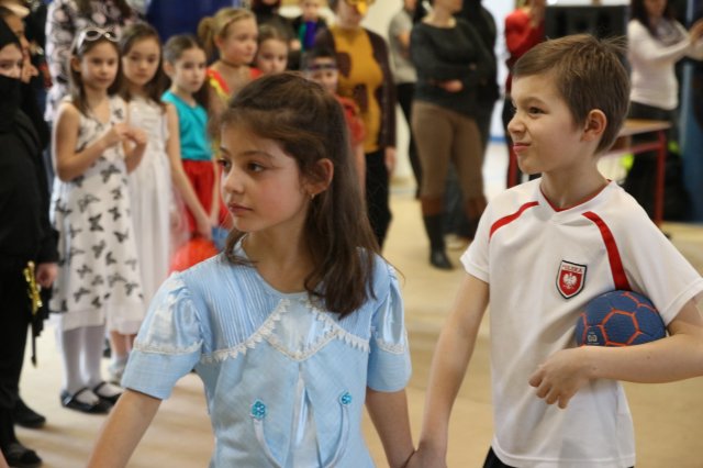 Itt a farsang áll a bál...