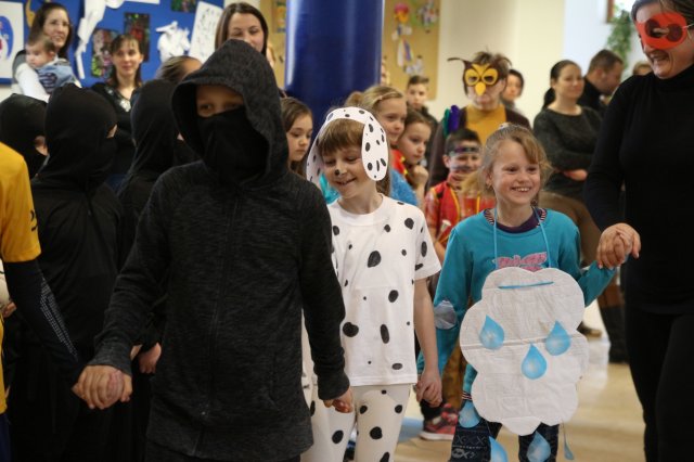 Itt a farsang áll a bál...