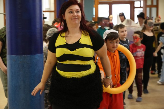 Itt a farsang áll a bál...