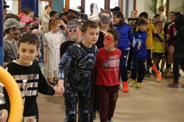 Itt a farsang áll a bál...
