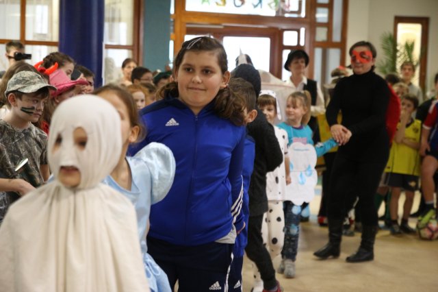 Itt a farsang áll a bál...