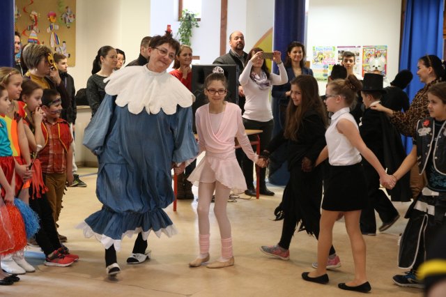 Itt a farsang áll a bál...