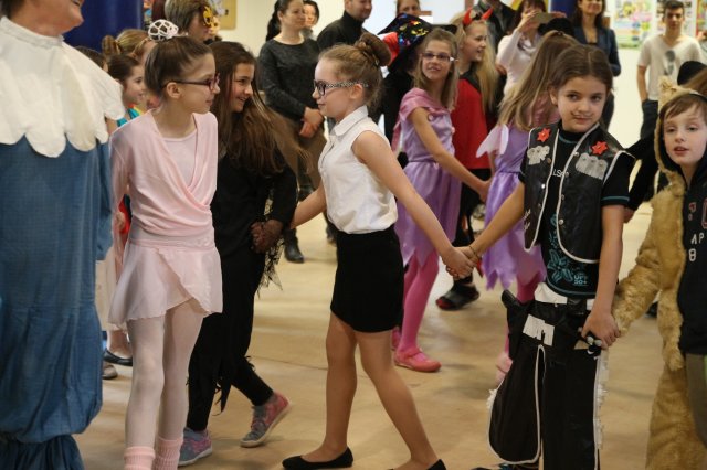 Itt a farsang áll a bál...