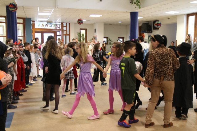 Itt a farsang áll a bál...